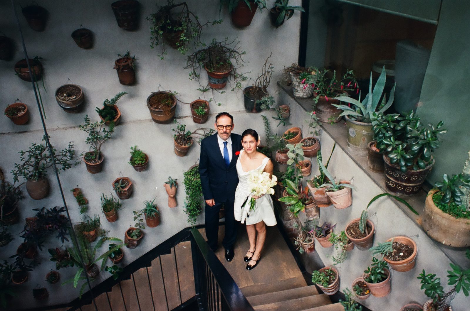 Novios en escalera con plantas