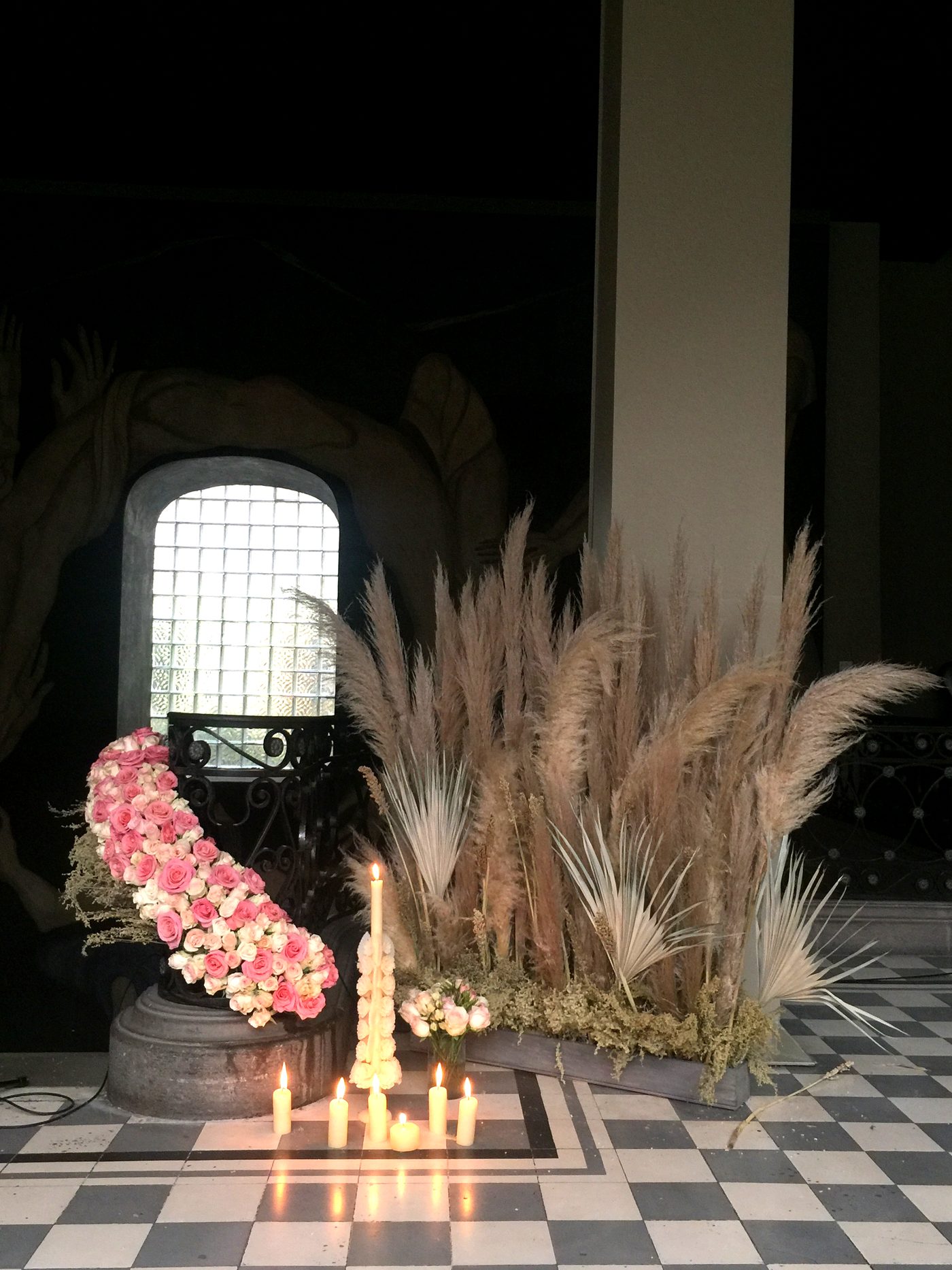 Altar con velas y rosas