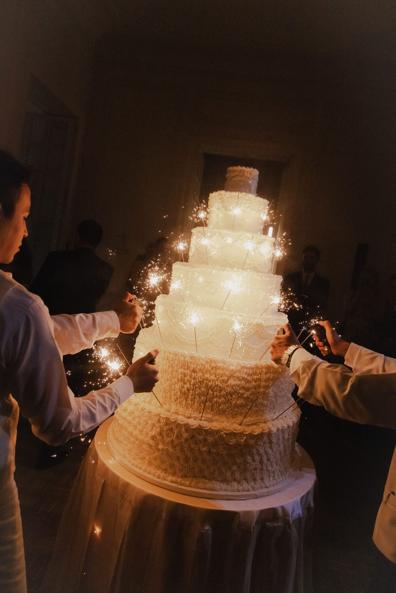 Pastel de bodas con luces de bengala