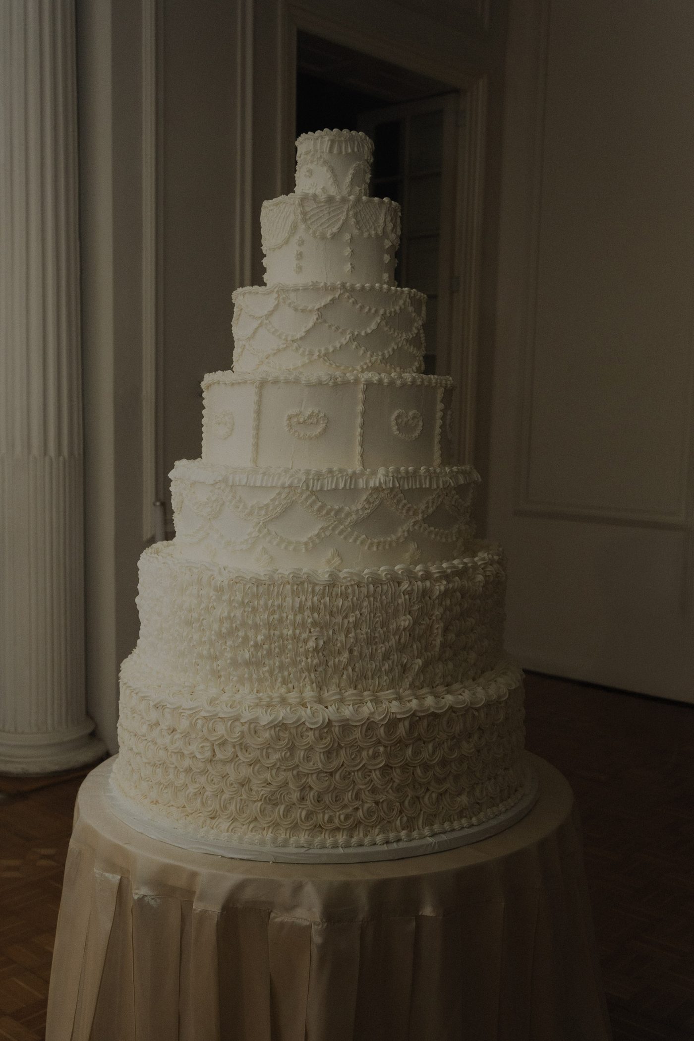 Pastel de bodas de varios pisos