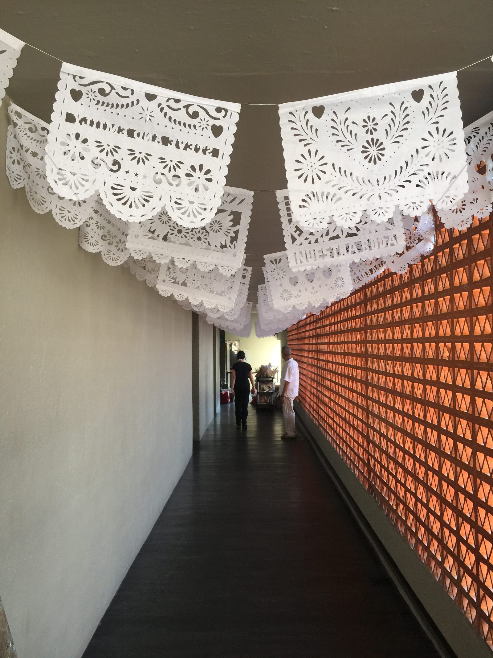 Pasillo decorado con papel picado